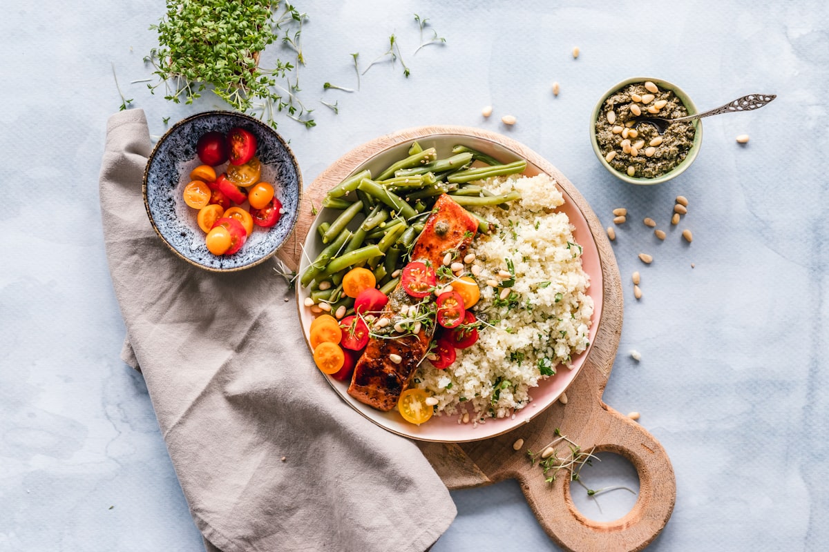Piatti equilibrati con verdure, proteine e carboidrati